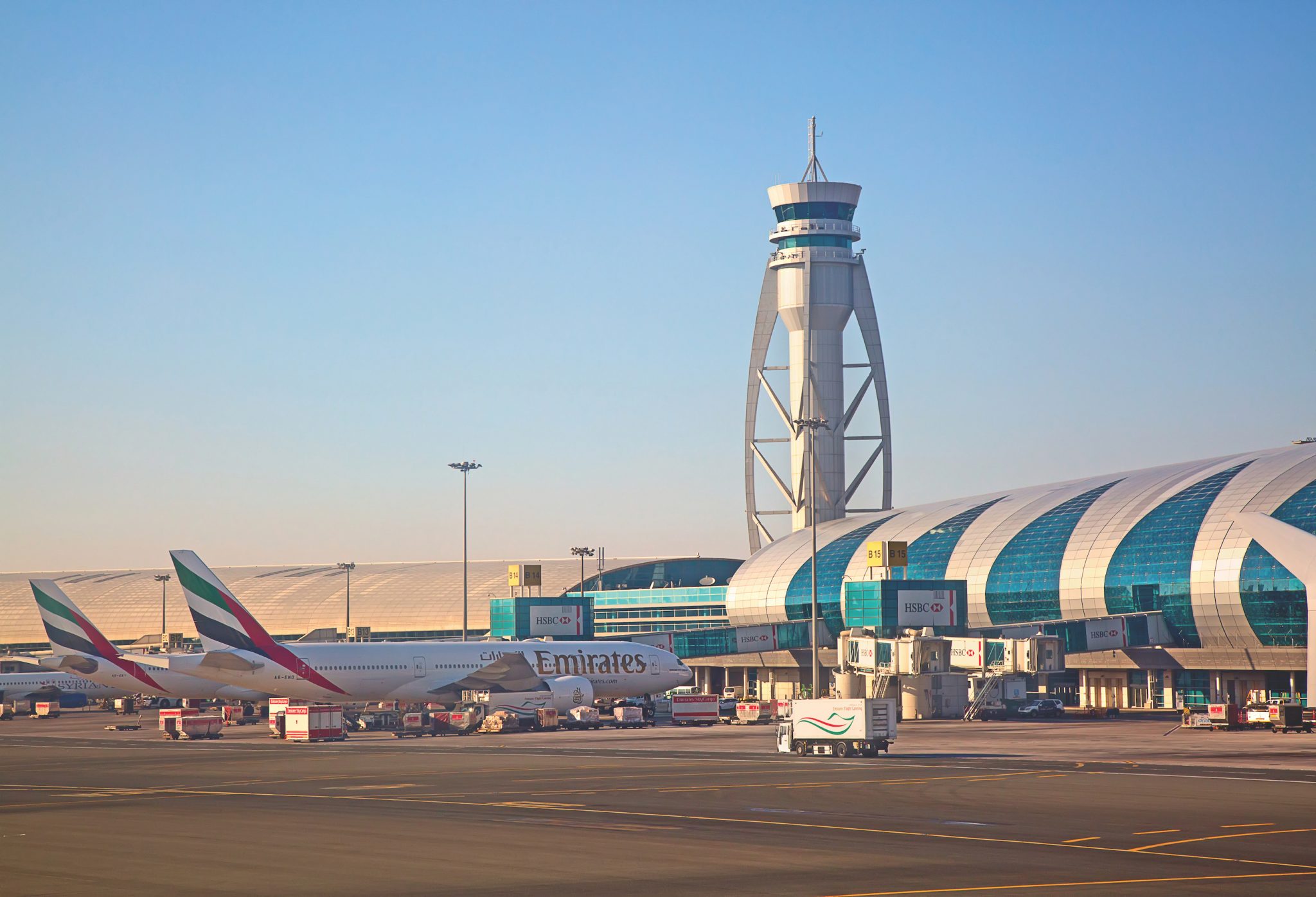 Арабские эмираты аэропорты международные. Международный аэропорт Дубай. Аэропорт Дубай (Dubai International Airport). DXB Airport Дубай. Аэропорт в ОАЭ DXB.